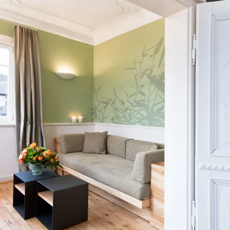 Der Loewen מלון הגנאו